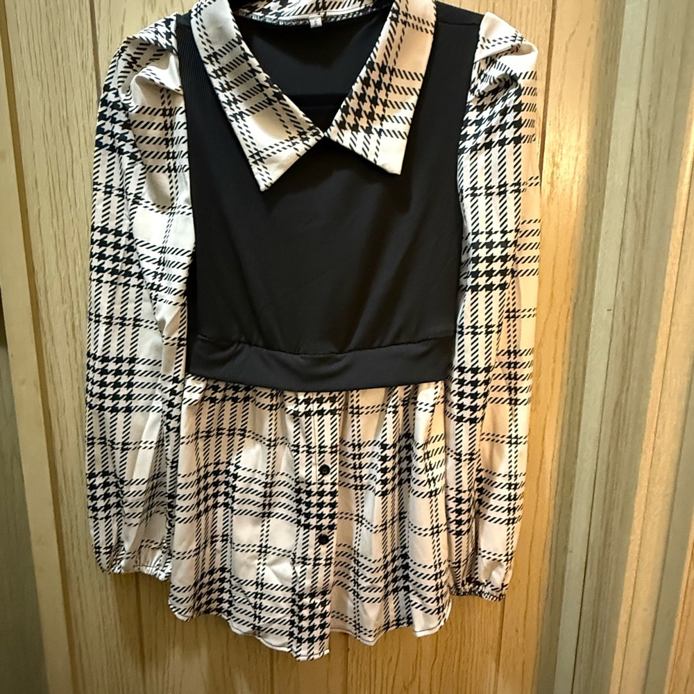 5/$20 - Black and White Plaid Long Sleeve Blouse 2 n 1 attached